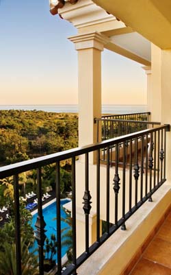 Deluxe single with sea view, balcony, and private facilities (bath and shower)